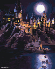 Cargar imagen en el visor de la galería, Pintar por numeros Figured'Art - Harry Potter - Castillo de Hogwarts de noche