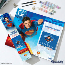 Cargar imagen en el visor de la galería, Superman con el escudo “S”