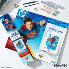 Cargar imagen en el visor de la galería, Superman sobre las nubes