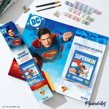 Cargar imagen en el visor de la galería, Superman volando con Krypto