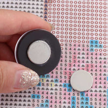 Cargar imagen en el visor de la galería, Porta-Cobertura Imán Diamond Painting / Ciervo 4 Diseños Accesorio
