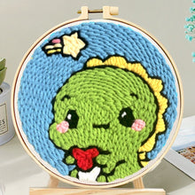 Cargar imagen en el visor de la galería, Punch Needle Bebé dragón con corazón rojo