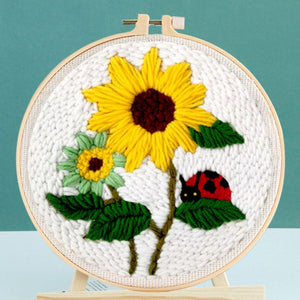 Punch Needle Mariquita en girasol