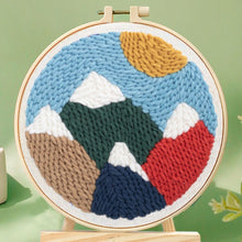 Cargar imagen en el visor de la galería, Punch Needle Montañas con techo de nieve