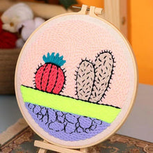 Cargar imagen en el visor de la galería, Punch Needle Cactus coloridos con una pared rosa
