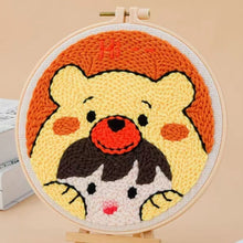 Cargar imagen en el visor de la galería, Punch Needle Oso y una niña