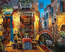 Cargar imagen en el visor de la galería, Diamond Painting - Mesa en un callejón iluminado