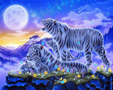 Cargar imagen en el visor de la galería, Diamond Painting - Familia de tigres en luna llena